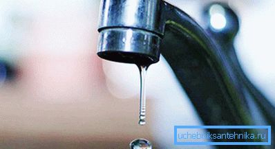 Una gota por segundo provoca alrededor de 12 litros por día. Una gota por segundo provoca alrededor de 12 litros por día.