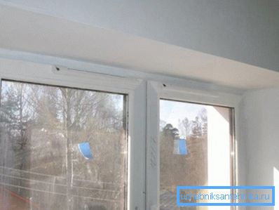 Ventana con válvula de entrada instalada.