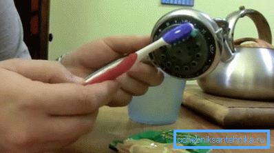 El cepillado final se puede hacer con un cepillo de dientes. El cepillado final se puede hacer con un cepillo de dientes.