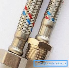 La trenza está marcada con franjas de colores rojo y azul (para el agua). La trenza está marcada con franjas de colores rojo y azul (para el agua).