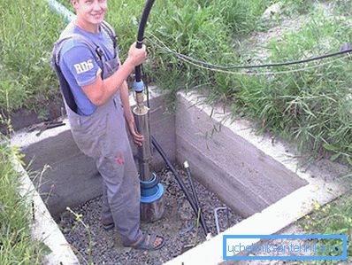 Bajamos la bomba al pozo. Bajamos la bomba al pozo.