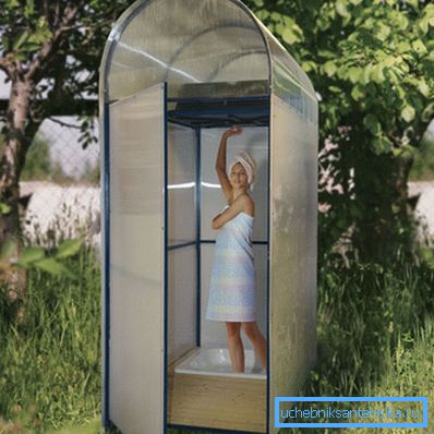 La cabina de ducha original con su propia bandeja reduce la formación de suciedad y charcos al mínimo, pero requiere inversiones adicionales y tiempo de instalación. La cabina de ducha original con su propia bandeja reduce la formación de suciedad y charcos al mínimo, pero requiere inversiones adicionales y tiempo de instalación.