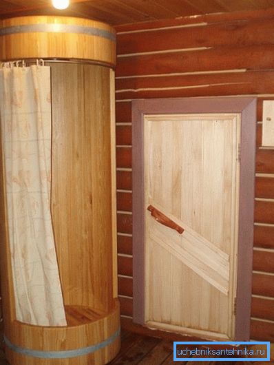 La decoración original del cuarto de baño en una casa de madera. Naturalmente, sin impregnación repelente al agua no es suficiente La decoración original del cuarto de baño en una casa de madera. Naturalmente, sin impregnación repelente al agua no es suficiente