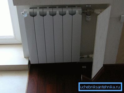 La solución de diseño original para ocultar tuberías y organizar el acceso según sea necesario, lo que proporciona una buena vista de la habitación y reduce significativamente la pérdida de calor. La solución de diseño original para ocultar tuberías y organizar el acceso según sea necesario, lo que proporciona una buena vista de la habitación y reduce significativamente la pérdida de calor.