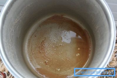 El sedimento en el fondo del cubo es un signo de exceso de hierro El sedimento en el fondo del cubo es un signo de exceso de hierro
