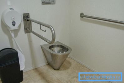 La principal diferencia entre los baños para discapacitados es la presencia de rejas metálicas en las paredes. La principal diferencia entre los baños para discapacitados es la presencia de rejas metálicas en las paredes.