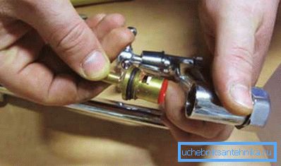 El elemento principal del mezclador es una grúa. El elemento principal del mezclador es una grúa.