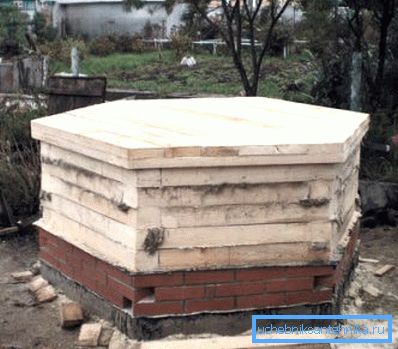 Acabado del eje de toma de agua con un ladrillo en forma de hexágono Acabado del eje de toma de agua con un ladrillo en forma de hexágono