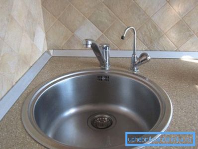 Grifo separado para agua potable en la mesa junto al fregadero.
