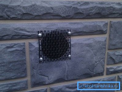 Orificio de ventilación del subsuelo, cerrado por la rejilla. Orificio de ventilación del subsuelo, cerrado por la rejilla.