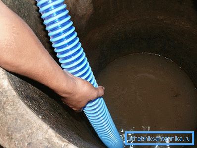 Bombeo de agua sucia del pozo. Bombeo de agua sucia del pozo.
