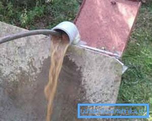 Bombeo de agua sucia del sistema.