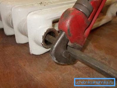 Desenrosque el pezón con una llave especial. Desenrosque el pezón con una llave especial.