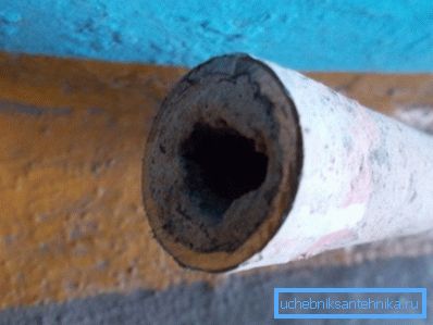 Depósitos en las paredes de tuberías antiguas. Depósitos en las paredes de tuberías antiguas.