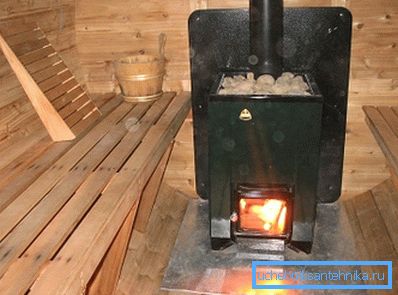 Calentando la sauna con tus propias manos utilizando una estufa. Calentando la sauna con tus propias manos utilizando una estufa.