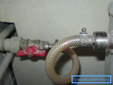 Desconecte la manguera de suministro de agua. Desconecte la manguera de suministro de agua.