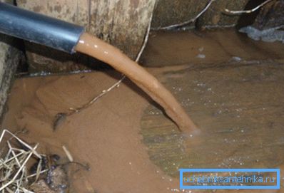 Desvío de agua durante la limpieza del pozo. Desvío de agua durante la limpieza del pozo.
