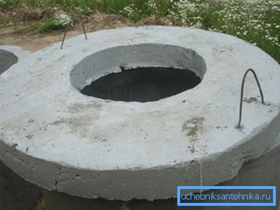 El orificio para la escotilla en la tapa se puede ubicar asimétricamente El orificio para la escotilla en la tapa se puede ubicar asimétricamente