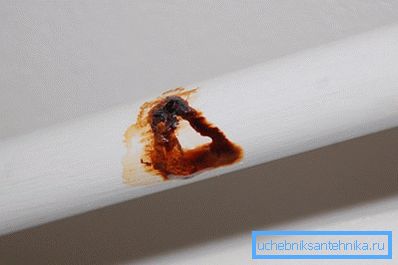 Agujero en un tubo oxidado Agujero en un tubo oxidado