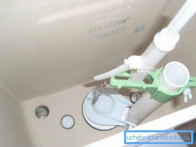 Los orificios que no se utilizan para inyectar agua en el tanque deben cerrarse con tapones especiales, pero no siempre se incluyen en el conjunto de entrega de dichos mecanismos y se deben comprar por separado. Los orificios que no se utilizan para inyectar agua en el tanque deben cerrarse con tapones especiales, pero no siempre se incluyen en el conjunto de entrega de dichos mecanismos y se deben comprar por separado.