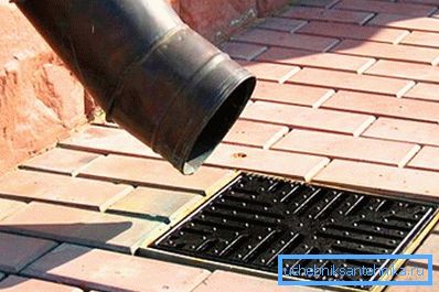 Drenaje de agua desde el techo del edificio directamente al sistema de alcantarillado Drenaje de agua desde el techo del edificio directamente al sistema de alcantarillado