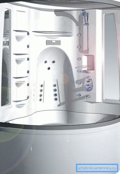 El generador de vapor permite alcanzar la temperatura y humedad óptimas en el compartimiento para crear un baño improvisado. El generador de vapor permite alcanzar la temperatura y humedad óptimas en el compartimiento para crear un baño improvisado.