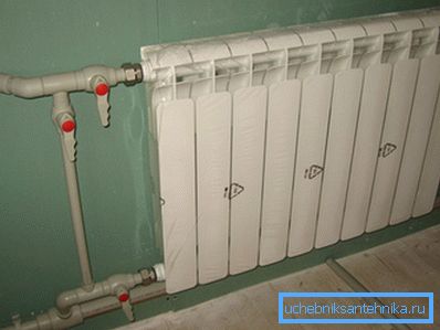 Es conveniente equipar las tuberías de derivación y las válvulas de derivación. Es conveniente equipar las tuberías de derivación y las válvulas de derivación.