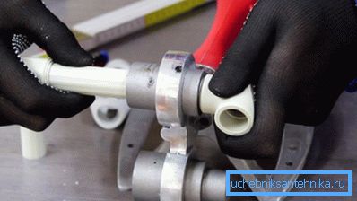 La soldadura de tubos es un proceso simple pero crucial. La soldadura de tubos es un proceso simple pero crucial.