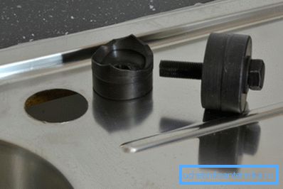 La ranura para la instalación de la grúa se puede perforar y la mayoría La ranura para la instalación de la grúa se puede perforar y la mayoría