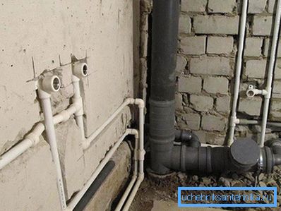 Instalación de tuberías de agua en el baño. Instalación de tuberías de agua en el baño.