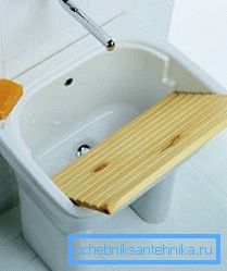 Los surcos debajo de la tabla de lavar extraíble. Los surcos debajo de la tabla de lavar extraíble.