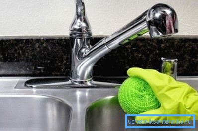 Antes de limpiar el fregadero de acero inoxidable, enjuague las partículas sólidas. Antes de limpiar el fregadero de acero inoxidable, enjuague las partículas sólidas.