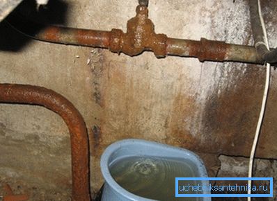 Antes de trabajar, debe asegurarse de que el agua no caiga al piso, ya que incluso una pequeña fuga puede causar una inundación real. Antes de trabajar, debe asegurarse de que el agua no caiga al piso, ya que incluso una pequeña fuga puede causar una inundación real.