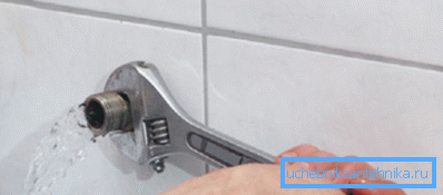Antes de instalar el mezclador debe bloquear el agua. Antes de instalar el mezclador debe bloquear el agua.