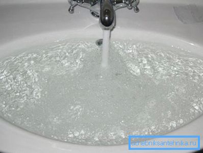 El desbordamiento permite que el agua caiga por el desagüe, por lo que su presencia es deseable en cualquier fregadero. El desbordamiento permite que el agua caiga por el desagüe, por lo que su presencia es deseable en cualquier fregadero.