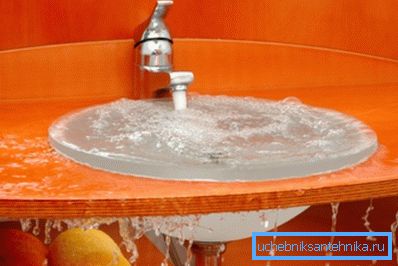 Desbordamiento de agua en el fregadero - la primera señal de una alcantarilla obstruida. Desbordamiento de agua en el fregadero - la primera señal de una alcantarilla obstruida.