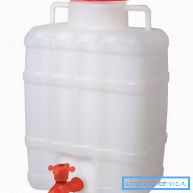 Barril de agua de plástico portátil con grifo. Barril de agua de plástico portátil con grifo.