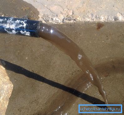 El primer lote de agua de un pozo nuevo siempre es turbio.