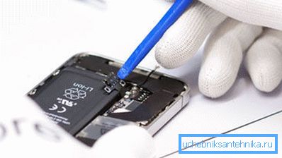 Lo primero es un desmontaje completo del teléfono. Lo primero es un desmontaje completo del teléfono.
