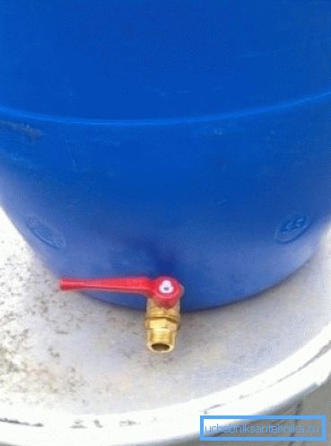 Un barril de plástico con una grúa para la cabaña le dará la oportunidad de tener siempre una reserva del líquido necesario. Un barril de plástico con una grúa para la cabaña le dará la oportunidad de tener siempre una reserva del líquido necesario.