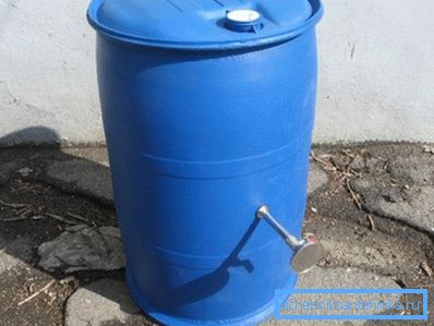 Barril de plástico con divisor integrado. Barril de plástico con divisor integrado.
