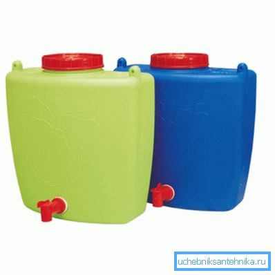 Tanques de plástico con una grúa. Tanques de plástico con una grúa.