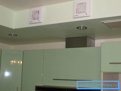 Rejillas de plástico para ventilación de espacio de cocina. Rejillas de plástico para ventilación de espacio de cocina.
