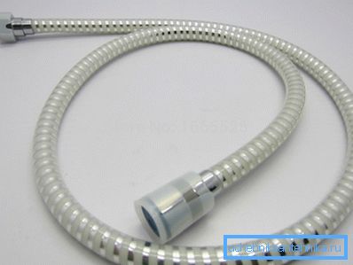 Las mangueras de plástico son más duraderas que las de metal con un núcleo de goma, pero en el agua fría pierden flexibilidad. Las mangueras de plástico son más duraderas que las de metal con un núcleo de goma, pero en el agua fría pierden flexibilidad.