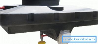 Tanque de plástico con regadera de fondo. Tanque de plástico con regadera de fondo.