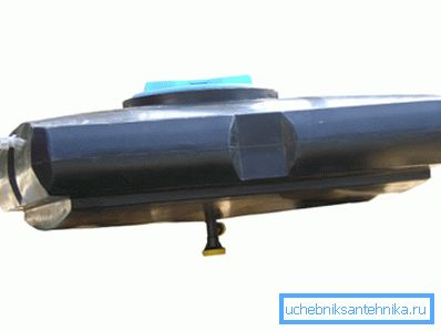 Tanque de plástico con regadera integrada. Tanque de plástico con regadera integrada.