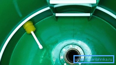 Instalación de un tanque séptico hermético de plástico. Instalación de un tanque séptico hermético de plástico.