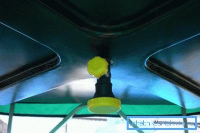 Tanque de almacenamiento de plástico con regadera de agua, como el techo de la ducha de verano. Tanque de almacenamiento de plástico con regadera de agua, como el techo de la ducha de verano.