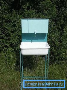 Lavabo de plástico con la grúa para regalar. Lavabo de plástico con la grúa para regalar.