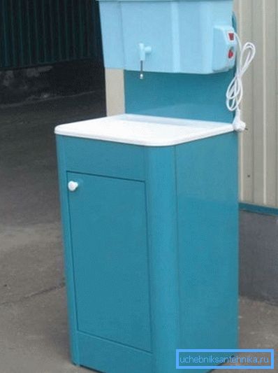 Lavabo de plástico con calefactor. Lavabo de plástico con calefactor.